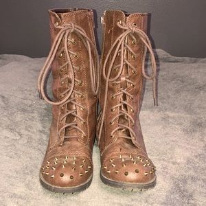 Soda spiked-toe brown faux leather side-zip plus tie boots sized 9.